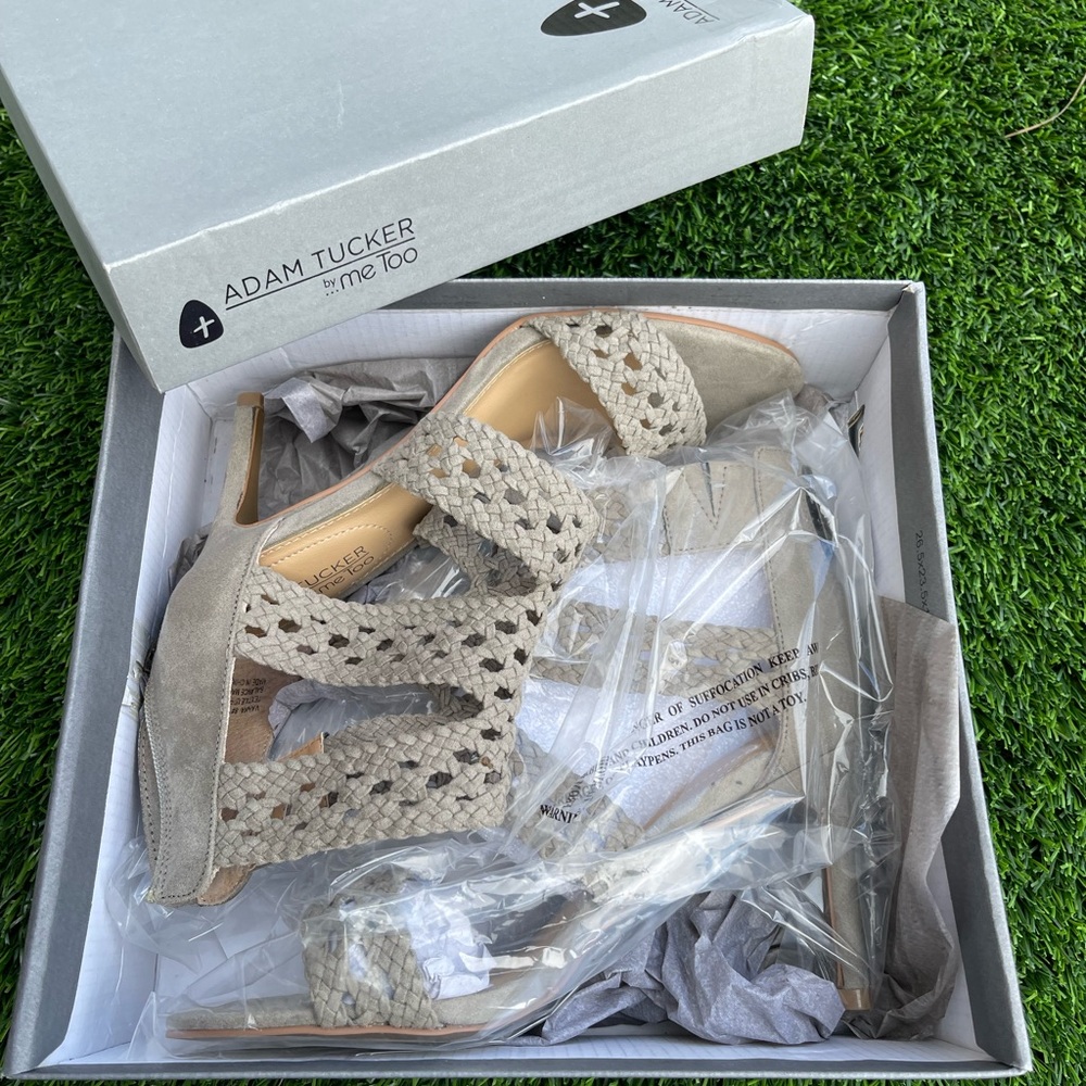 New! - Adam Tucker Tan Heels Elegant Design, size 8